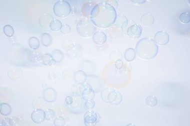 Kabarcıklar renkli arkaplan beyaz