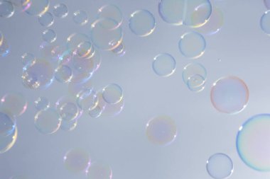 Kabarcıklar renkli arkaplan beyaz