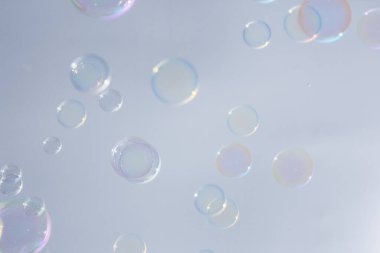 Kabarcıklar renkli arkaplan beyaz