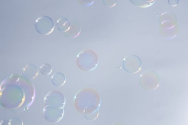 Kabarcıklar renkli arkaplan beyaz