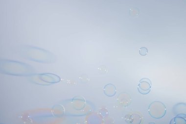 Kabarcıklar renkli arkaplan beyaz