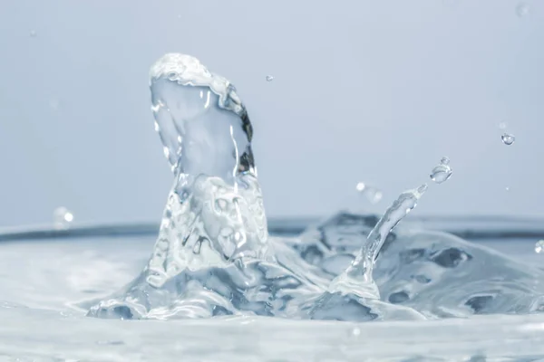 Wellen Und Wassertropfen — Stockfoto