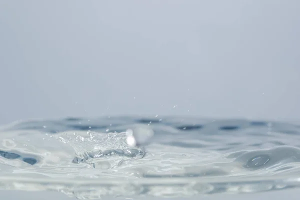 波浪与水滴 — 图库照片