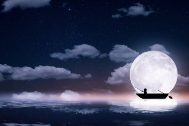 Balıkçı teknede Dolunay gecesi