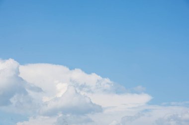 Mavi Gökyüzü ve Bulutlar