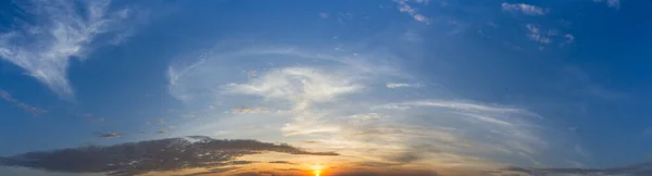 Niedriger Blickwinkel Auf Den Himmel Bei Sonnenuntergang — Stockfoto
