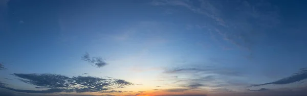 Laag Hoekzicht Van Hemel Bij Zonsondergang Panorama — Stockfoto
