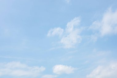 Mavi Gökyüzü ve Bulutlar