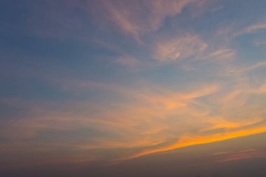 Güzel gökyüzü Güneş doğduğunda