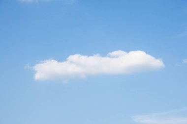 Bulutlar ve mavi gökyüzü güzel