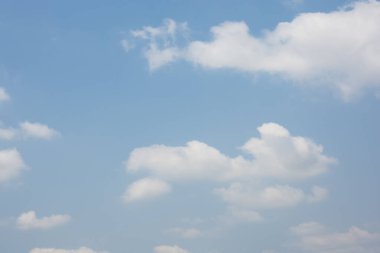 Gökyüzü ve bulutların arkaplanı