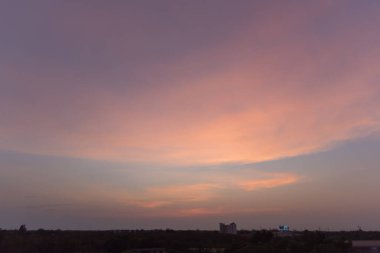 Güzel gökyüzü Güneş doğduğunda