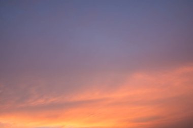 Güzel gökyüzü Güneş doğduğunda