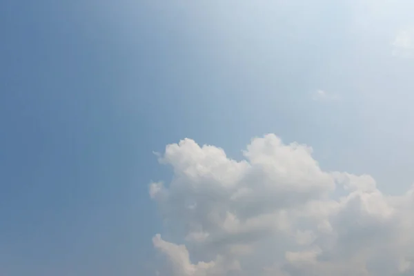 Gökyüzü Bulutların Arkaplanı — Stok fotoğraf