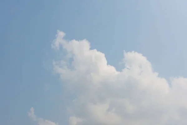 天空和云彩的背景 — 图库照片