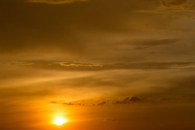 Güzel gökyüzü Güneş doğduğunda