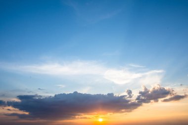 Güzel gökyüzü Güneş doğduğunda
