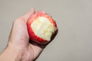 Elma elinden ısırılır..