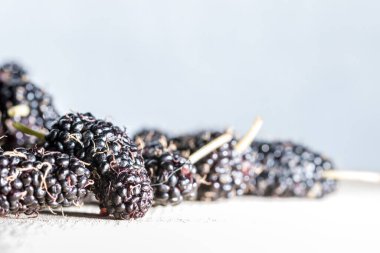 Dut ağacına daha yakından bak..