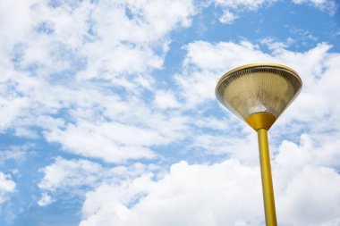 Tapınağın yanındaki altın lamba.