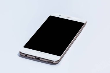 Cep telefonu ekranı beyaz arkaplanda siyah.