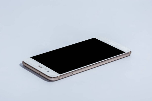 Экран мобильного телефона черный на белом фоне.