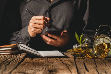 İş adamları muhasebe, gelir, harcamaları akıllı telefonlar aracılığıyla yapıyor