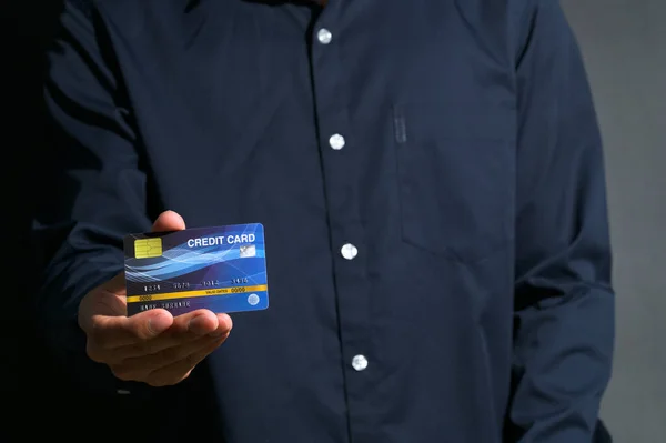 Veřejnosti Ukazuje Použití Modré Kreditní Karty — Stock fotografie