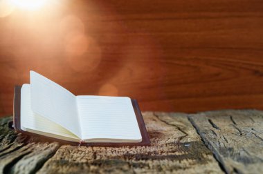 Kitaplar ahşap masanın üzerinde duruyor.