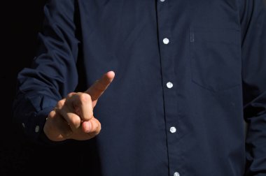 İşadamı mavi elbiseli birini işaret ediyor.