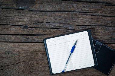 Not defteri, kalem masanın üstünde, üst görünüm