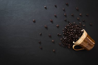  Kahve çekirdekleri masanın üstüne düştü.