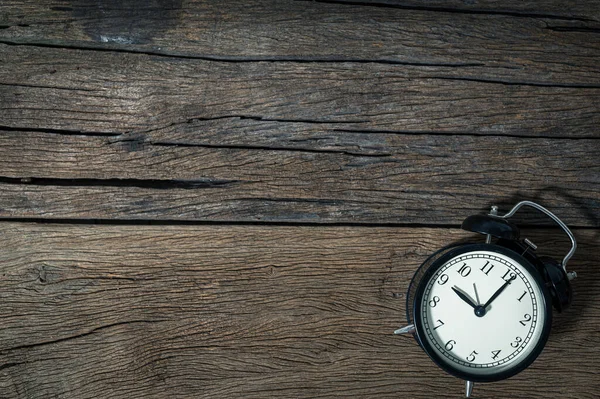 Eine Uhr Auf Einer Hölzernen Tischplatte — Stockfoto