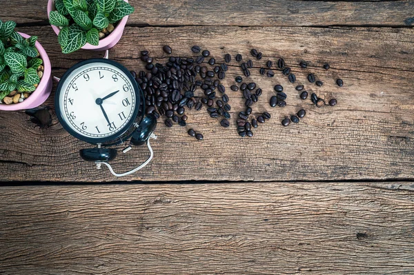 Uhr Und Kaffeebohnen Auf Dem Schreibtisch — Stockfoto