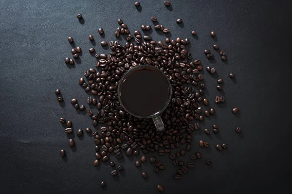 Kaffeebecher Und Kaffeebohnen Stehen Auf Dem Schreibtisch — Stockfoto