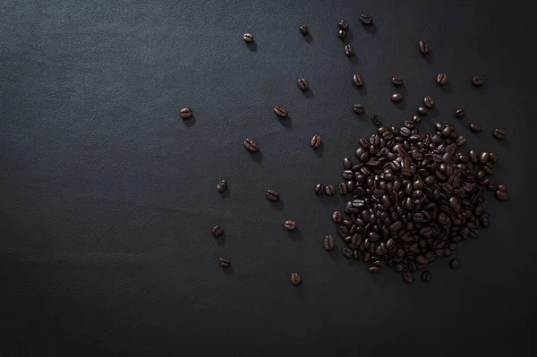 Kaffeebohnen Liegen Auf Der Tischplatte — Stockfoto