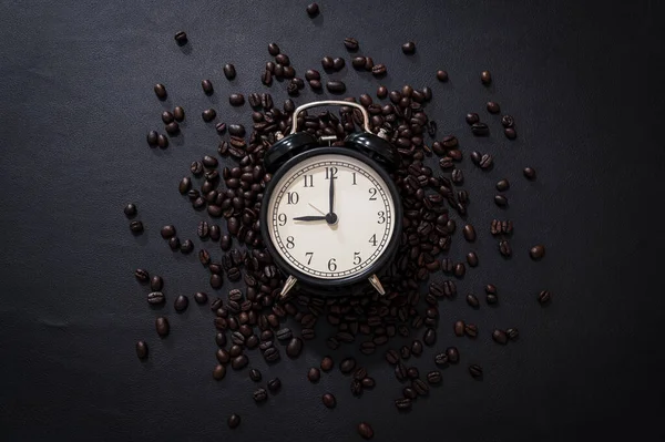 Orologi Chicchi Caffè Sulla Scrivania Vista Dall Alto — Foto Stock