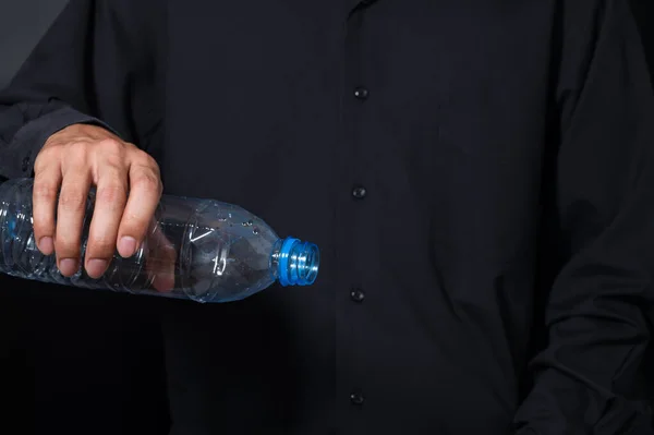 Mężczyzna Trzyma Plastikowe Butelki Koncepcja Recyklingu Miłość Środowiska — Zdjęcie stockowe