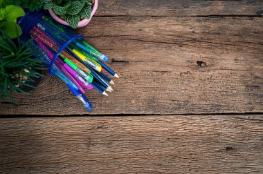 Masa başı görünümünde kalemler, kalemler ve kırtasiye malzemeleri