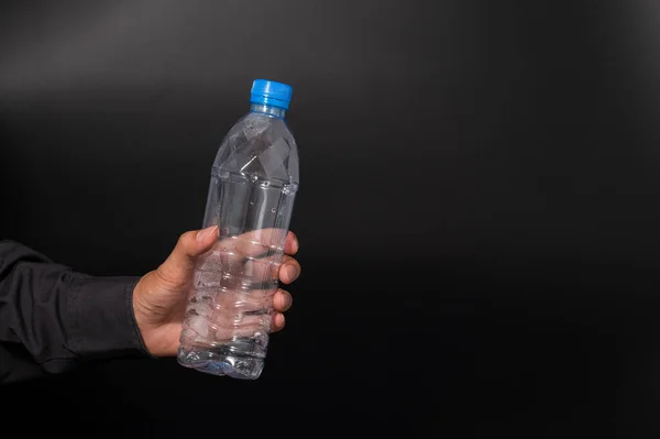 Mężczyzna Trzyma Plastikowe Butelki Koncepcja Recyklingu Miłość Środowiska — Zdjęcie stockowe