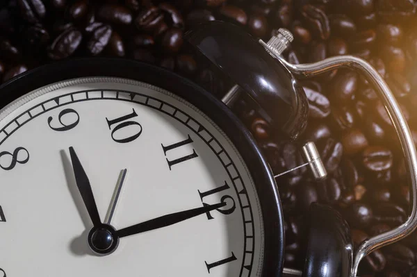 Koncepcja Życia Zbliżenie Zegar Jest Ziarenka Kawy — Zdjęcie stockowe