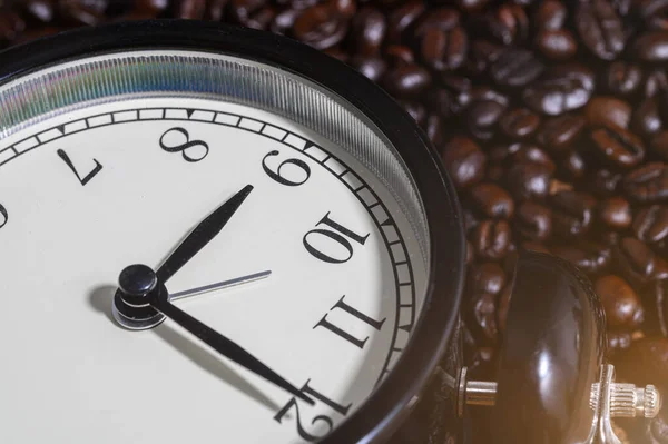 Koncepcja Życia Zbliżenie Zegar Jest Ziarenka Kawy — Zdjęcie stockowe