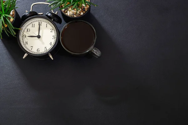 Kaffeebecher Und Uhr Auf Dem Schreibtisch — Stockfoto