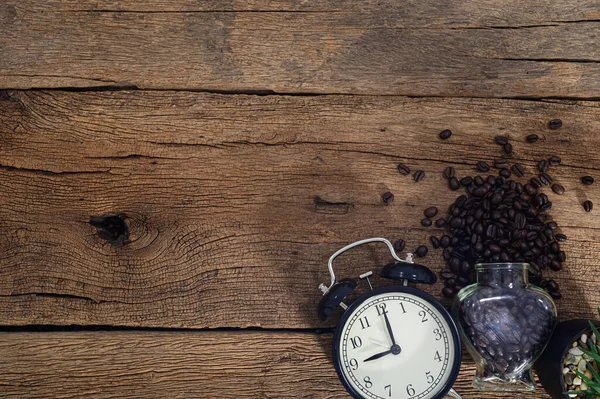 Uhr Und Kaffeebohnen Auf Dem Schreibtisch — Stockfoto