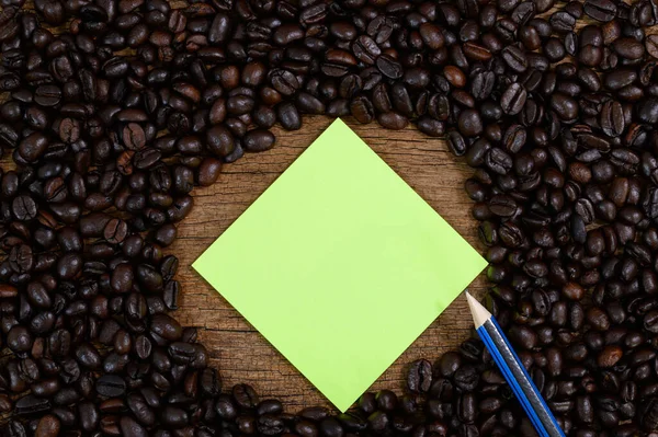 Noteer Papieren Potloden Koffiebonen Het Bureau Bovenaanzicht — Stockfoto