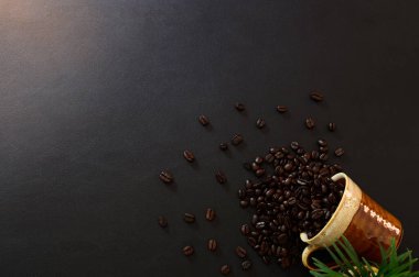 Kahve çekirdekleri masanın üstünde.