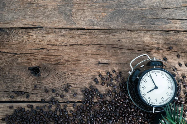 Uhr Und Kaffeebohnen Auf Dem Schreibtisch — Stockfoto