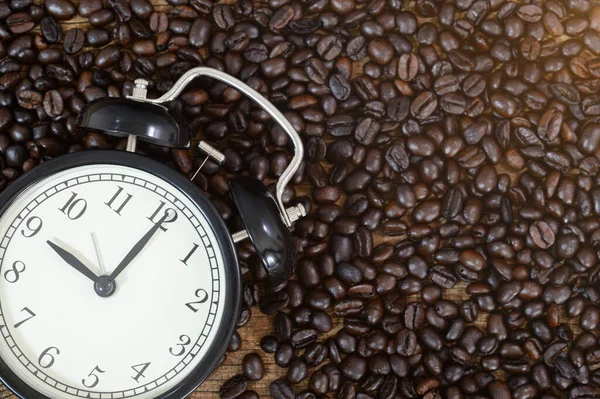 Uhr Und Kaffeebohnen Auf Dem Schreibtisch — Stockfoto