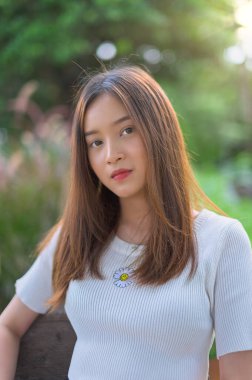 Parktaki güzel kadın koltukları.