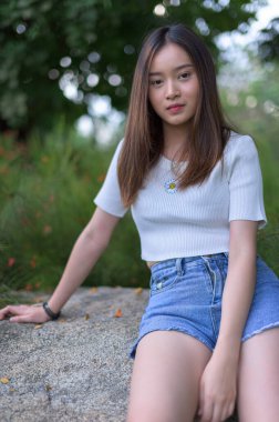 Parktaki güzel kadın koltukları.